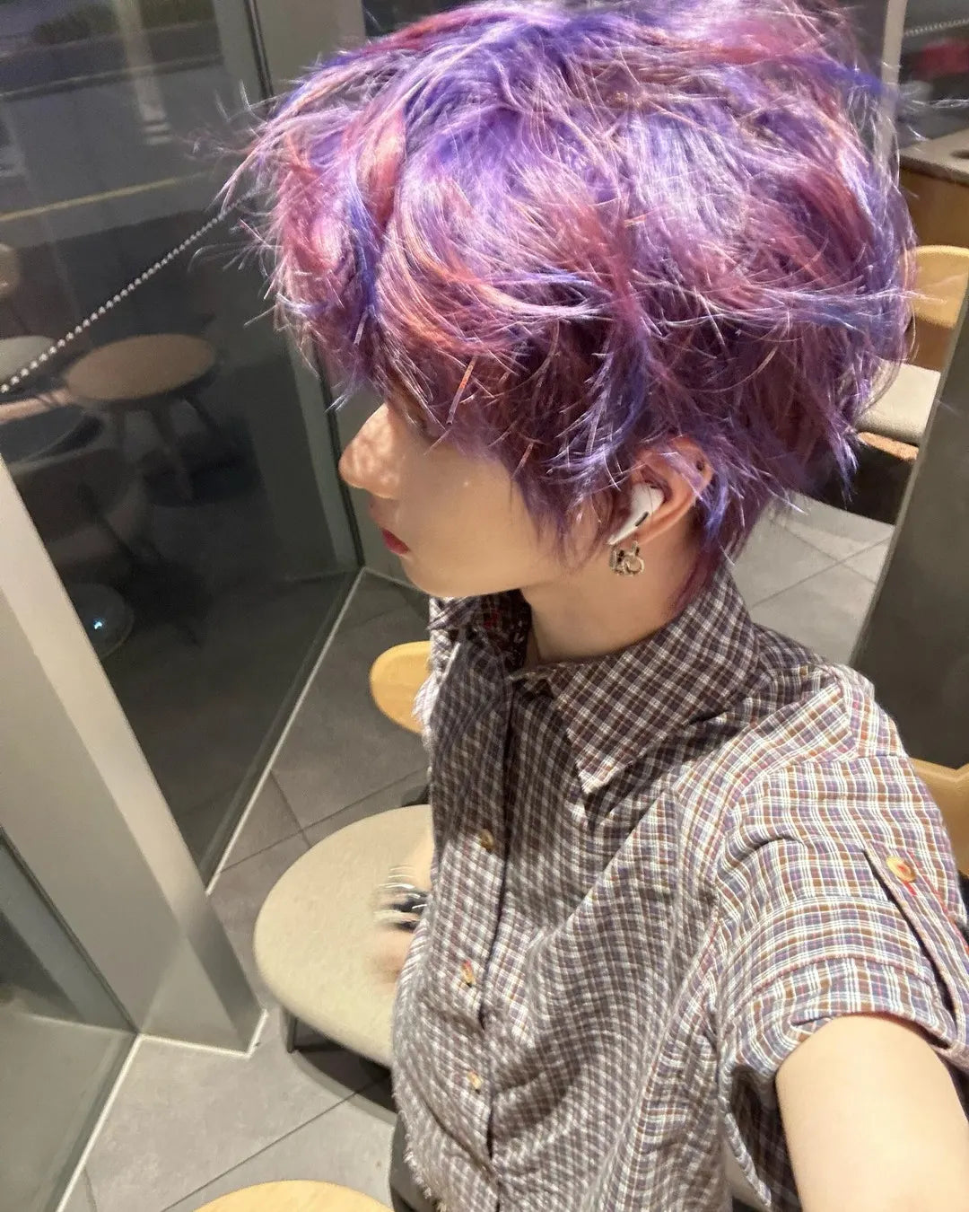 纯欲小冯 wearing Electric Lizard 2