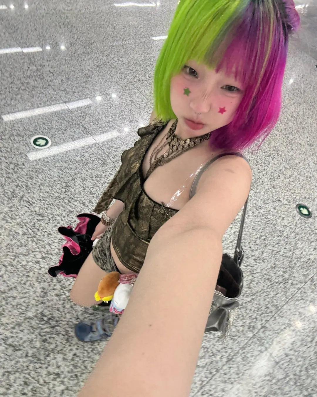 小火 wearing Electric Lizard 2