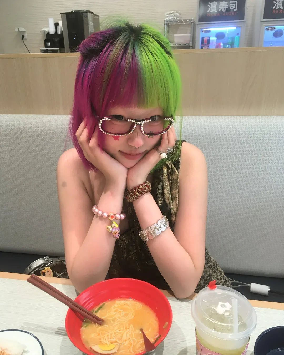小火 wearing Electric Lizard 3