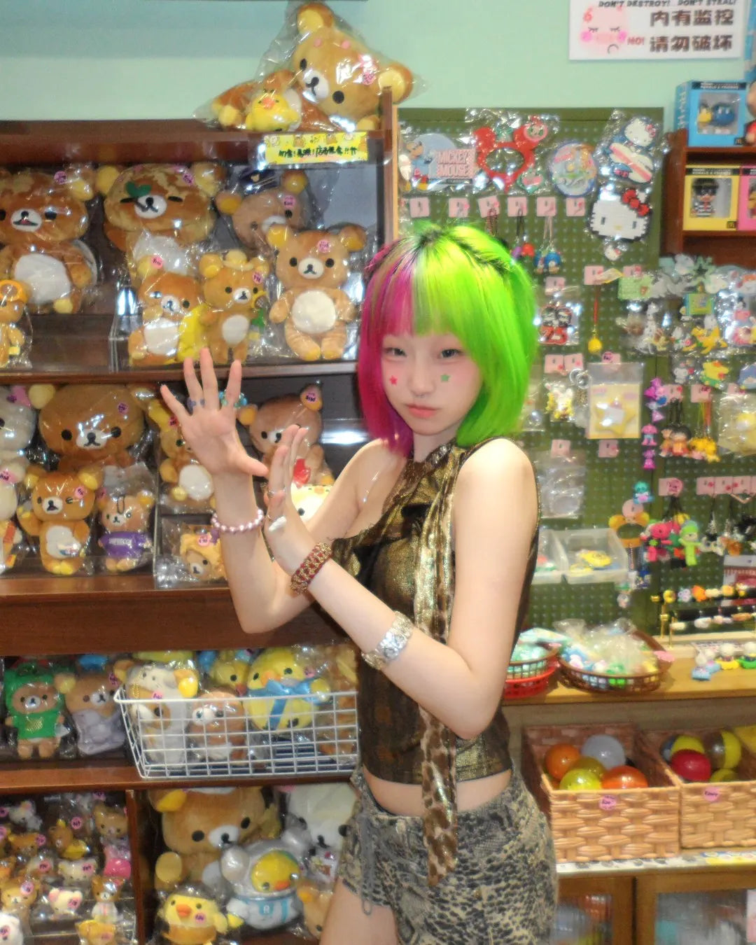 小火 wearing Electric Lizard 4
