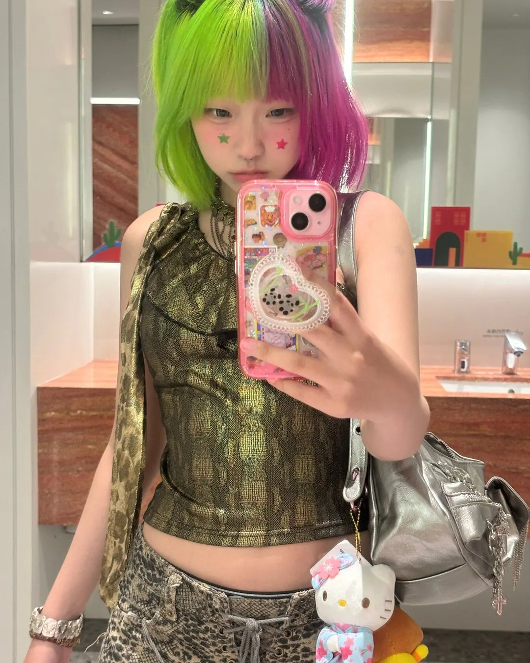 小火 wearing Electric Lizard 5